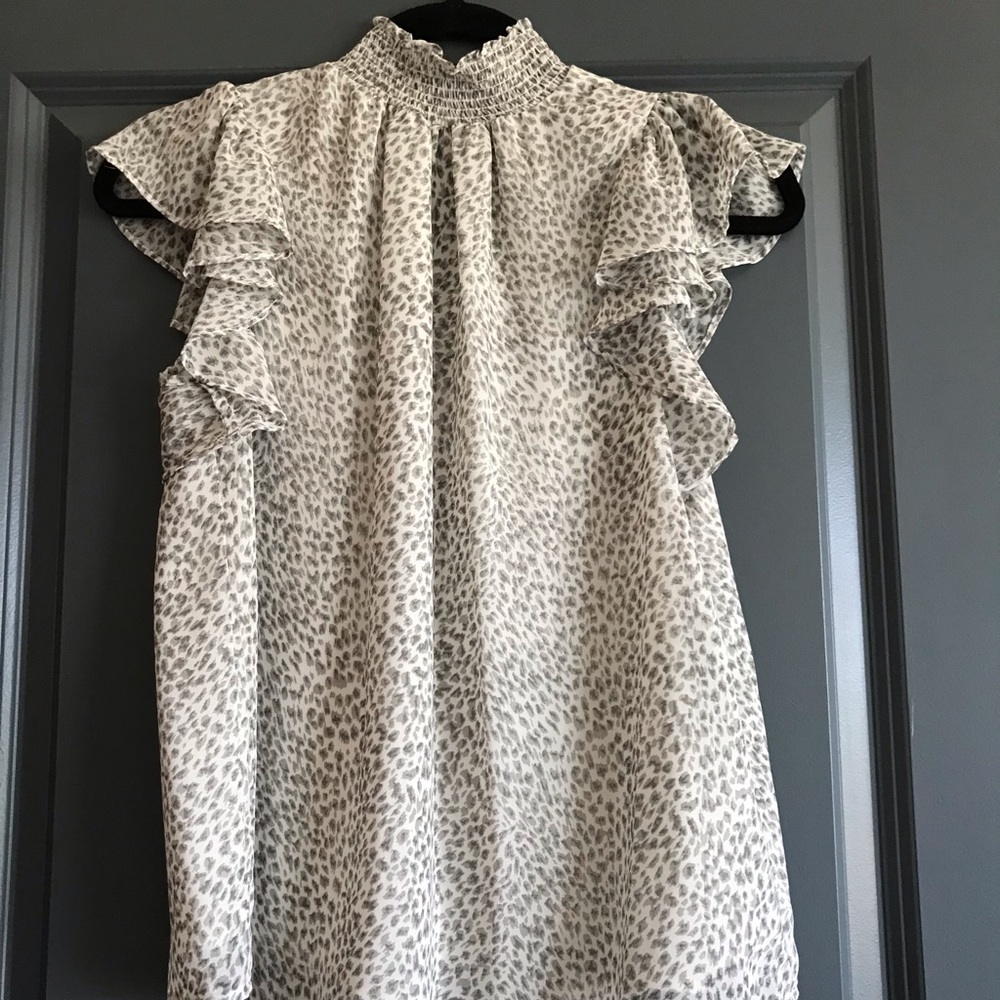 1.State white and gray animal print short sleeved top
